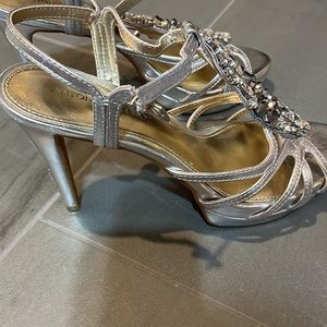 Size 8M crystal silver platform heels